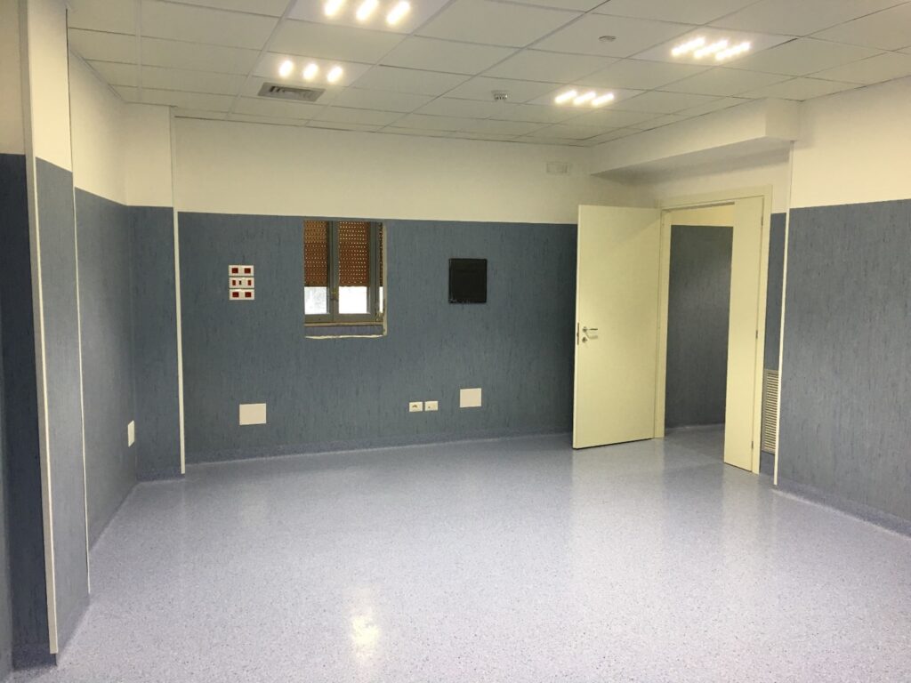 Salle de microchirurgie achevée dans le projet de climatisation TèKHNE