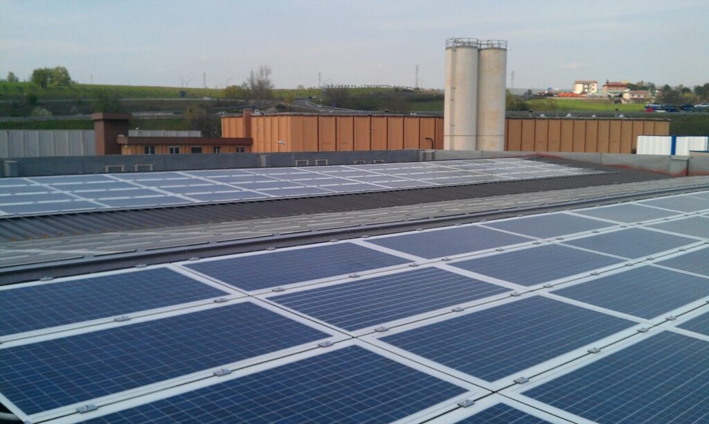 Impianto su falda di capannone · 300 kW
