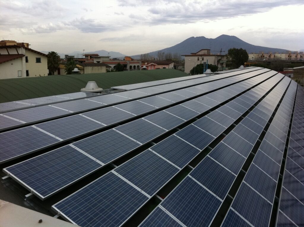 Impianto fotovoltaico su copertura a volta con il Vesuvio sullo sfondo